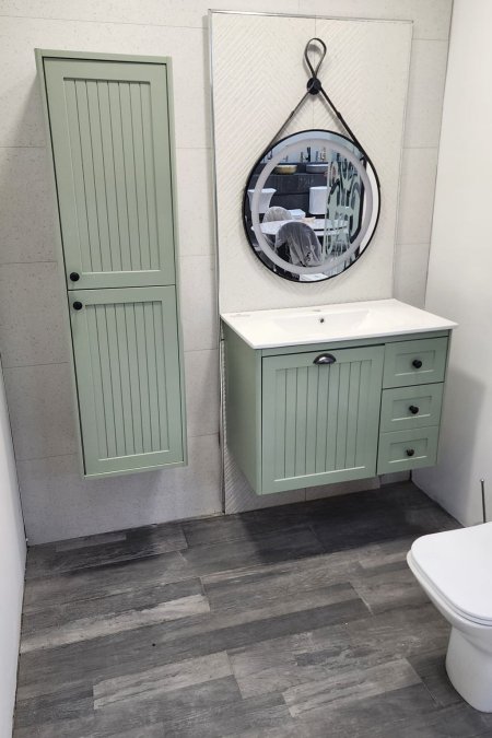 مغسلة ريفية مودرن باللون الأخضر مع خزانة جانبية ومراية دائرية